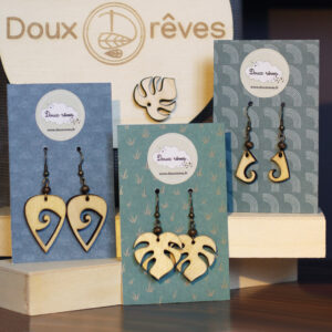 Les boucles d'oreilles en bois